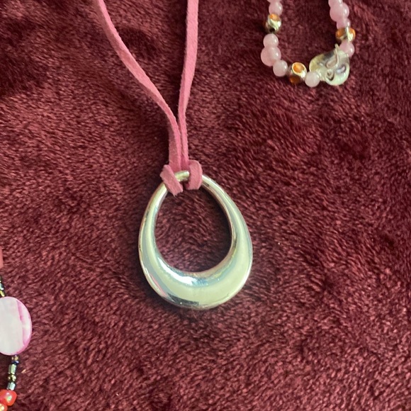 2 necklaces (long beaded, Pink suede w/pendant and 1 beaded bracelet) - Picture 7 of 13